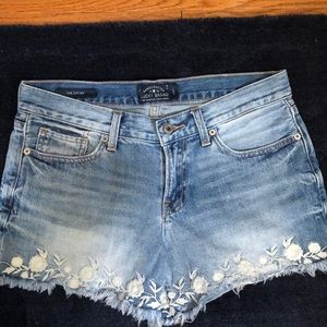 Lucky cut off embroidered short